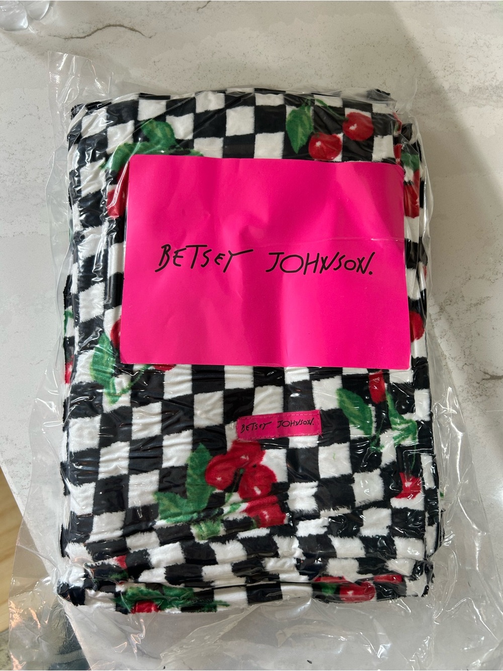 🖤🍒 NIP Betsey Johnson checkered cherry throw blanket